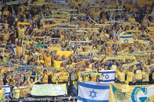 I (particolarmente soddisfatti) tifosi del Maccabi Tel Aviv (fonte: deporadictos.com)